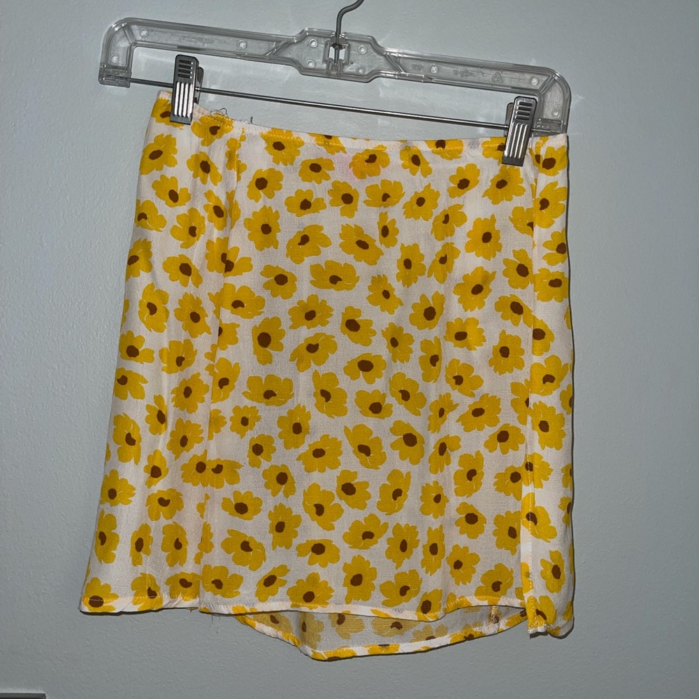Verge Girl yellow flower skirt